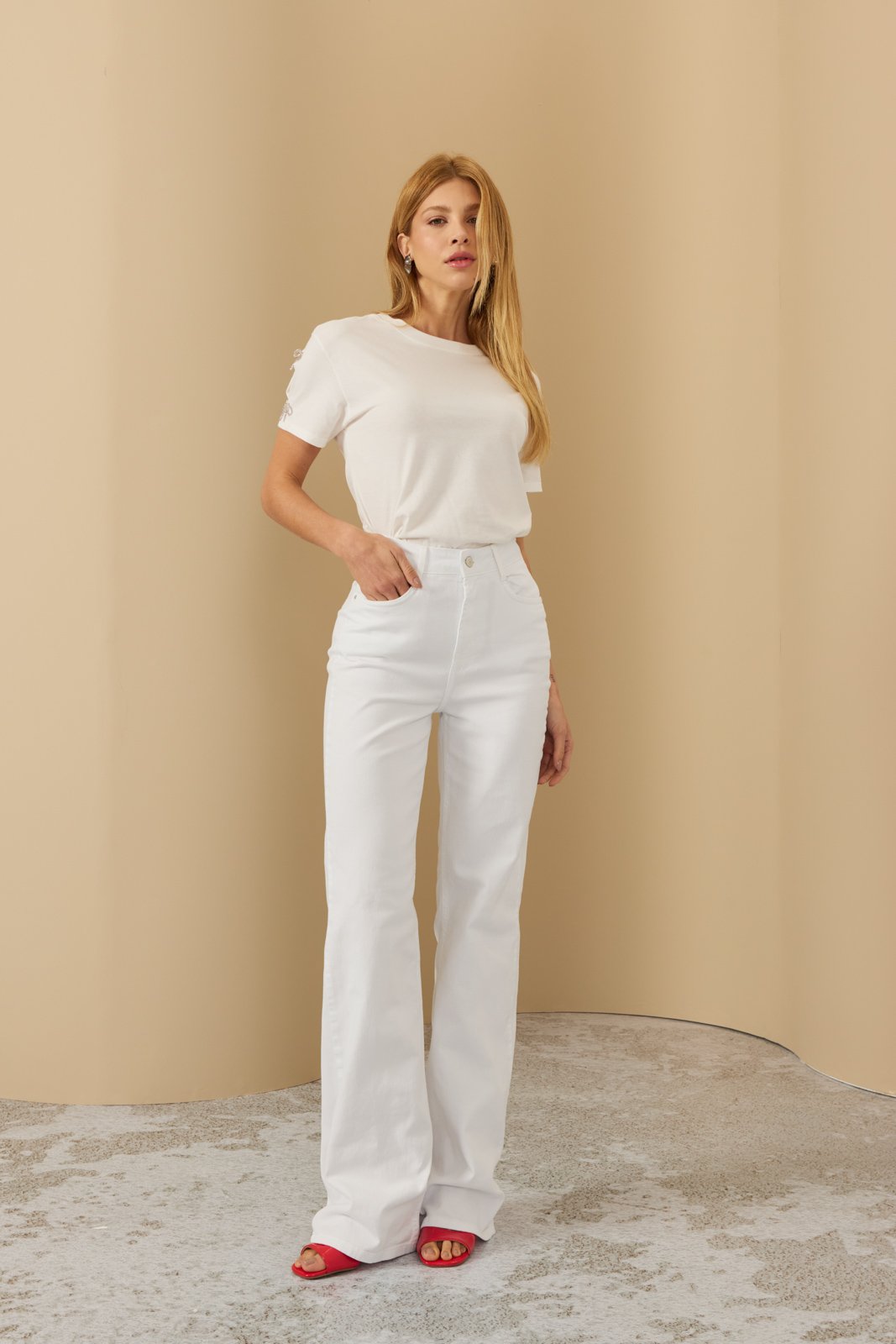 dz21227 bra com calca jeans feminina wide leg fit alongada cintura alta frente 1