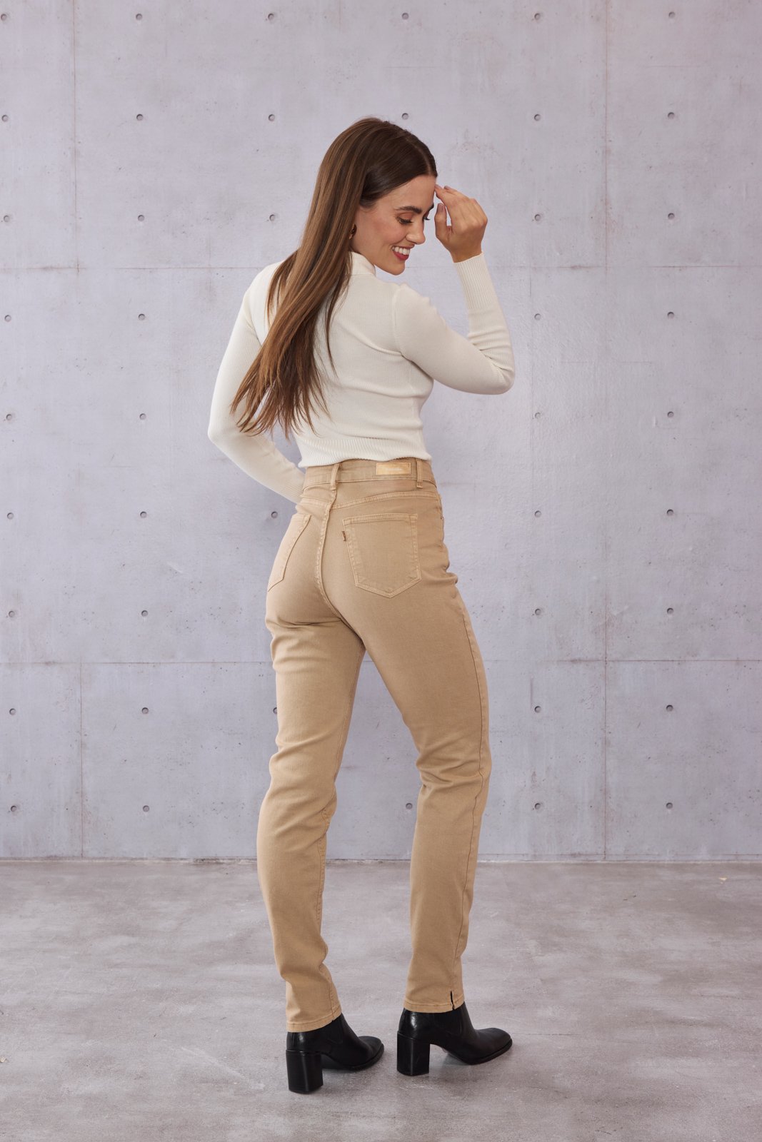 dz21512 com calca jeans feminina mom fit tradicional cintura alta costas 1