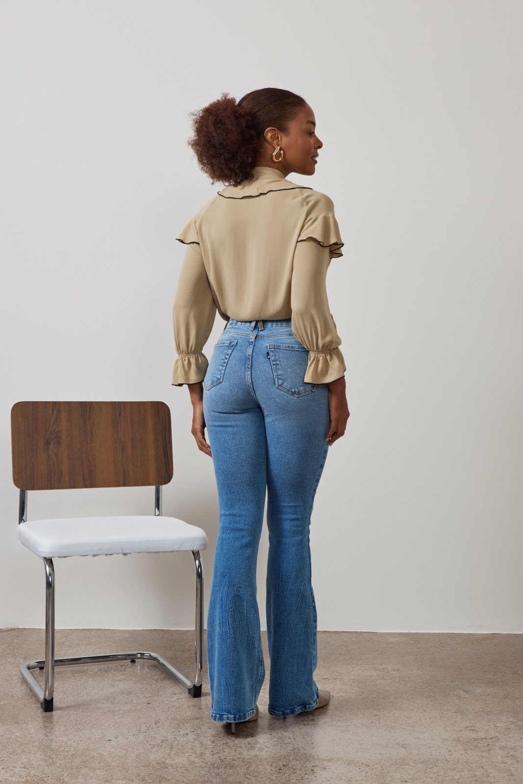 dz21547 com calca jeans feminina flare alongada cintura media costas 2