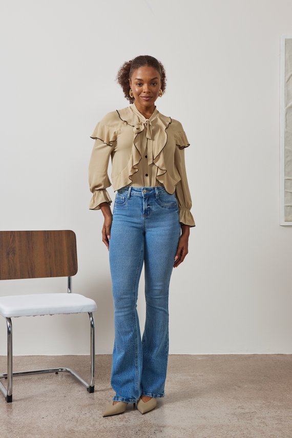 Calça Jeans Feminina Flare Alongada Cintura Média - DZ21547